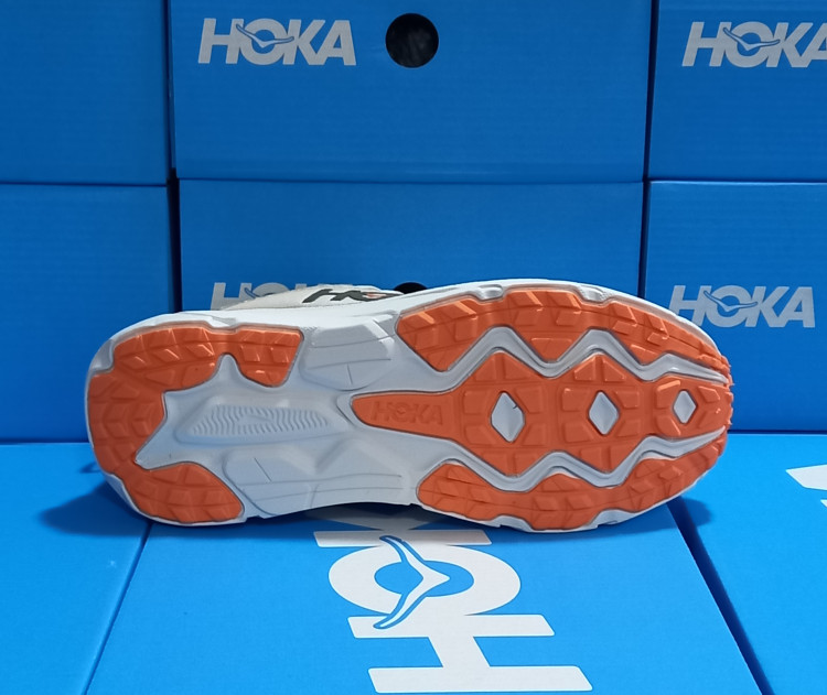 زیره مقاوم کتونی هوکا چلنجر 7 گورتکس اورجینال رنگ نخودی تولید ویتنام