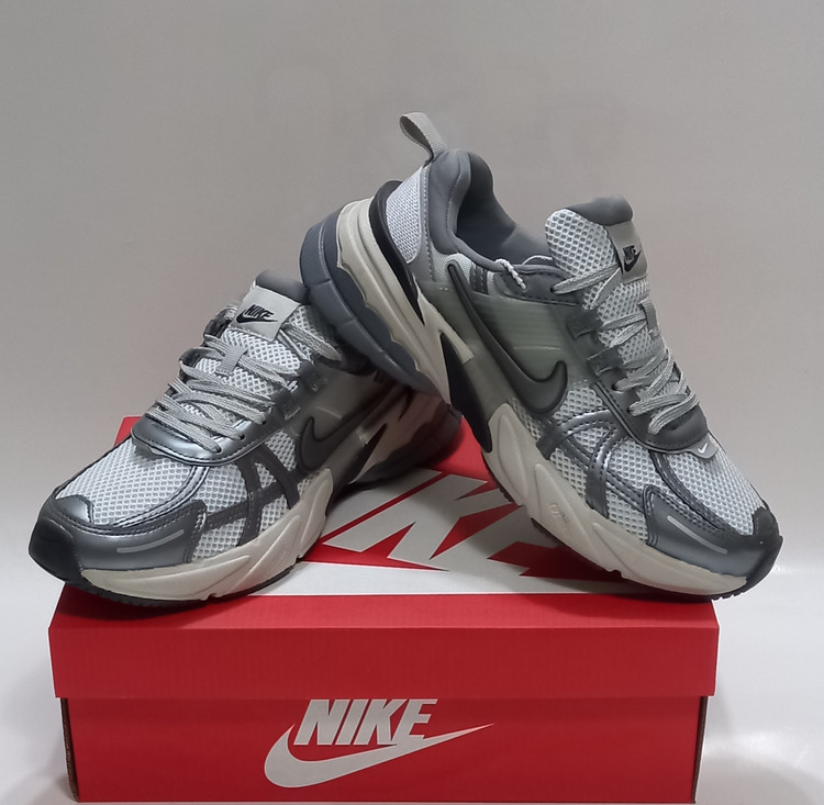 کتونی نایک V2K اصل رنگ نقرهای با کیفیت وارداتی