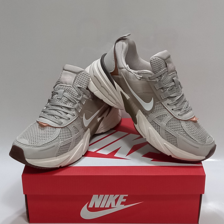 کتونی نایک V2K وارداتی رنگ عسلی مناسب استفاده روزمره