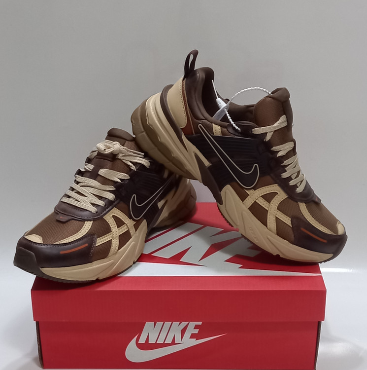 کتونی نایک وی تو کی V2K رنگ قهوهای وارداتی با طراحی خاص و زیره نرم مناسب استایل کژوال