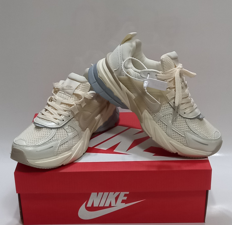 کتونی نایک V2K وارداتی رنگ شیری با رویه مش تنفسپذیر