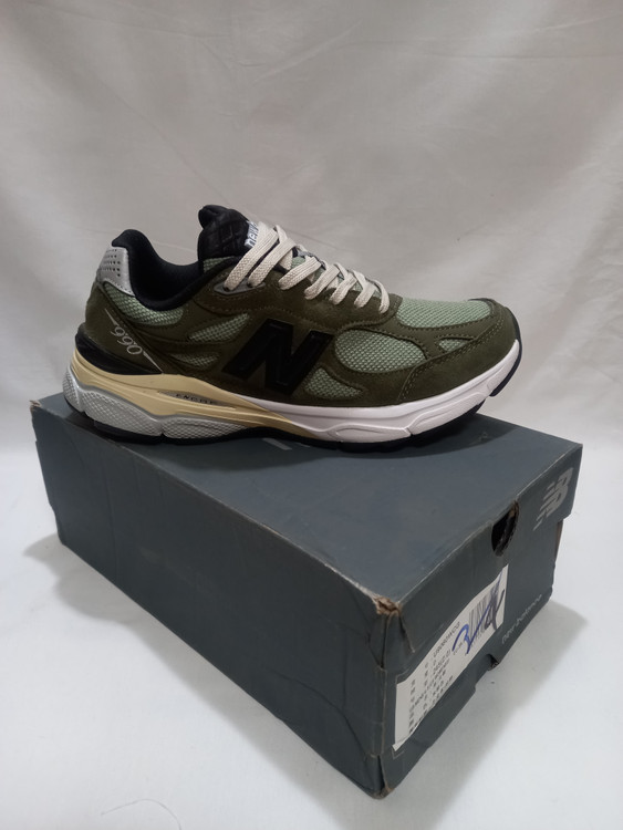 کتونی نیو بالانس 990 رنگ زیتونی وارداتی سایزبندی 40 تا 45 وسط دوخت