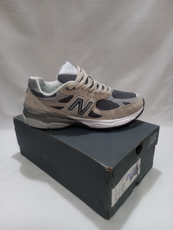 کتونی نیو بالانس 990 رنگ کرم وارداتی سایزبندی 40 تا 45 وسط دوخت