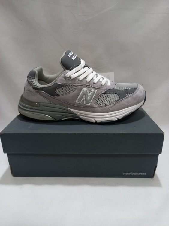 «کتونی نیو بالانس 993 رنگ طوسی وارداتی وسط دوخت سایزبندی 40 تا 45»