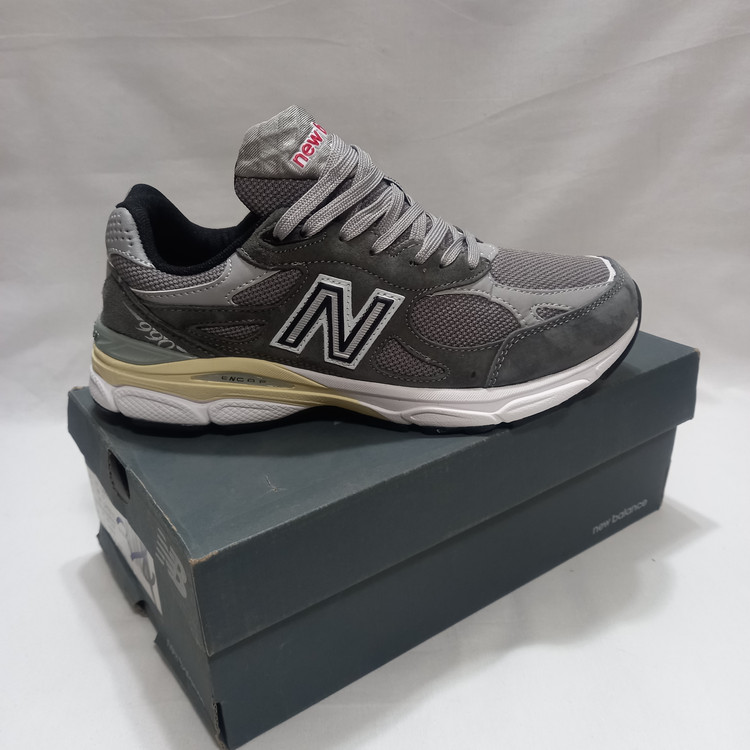 نمای بیرونی کتونی نیو بالانس 990 رنگ طوسی وارداتی وسط دوخت سایزبندی 40 تا 45